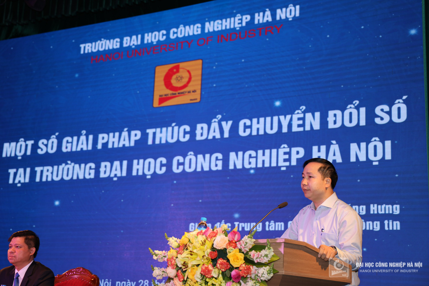 TS.Phan Đăng Hưng - Giám đốc Trung tâm trình bày tham luận `Một số giải pháp thúc đẩy chuyển đổi số tại Trường Đại học Công nghiệp Hà Nội`