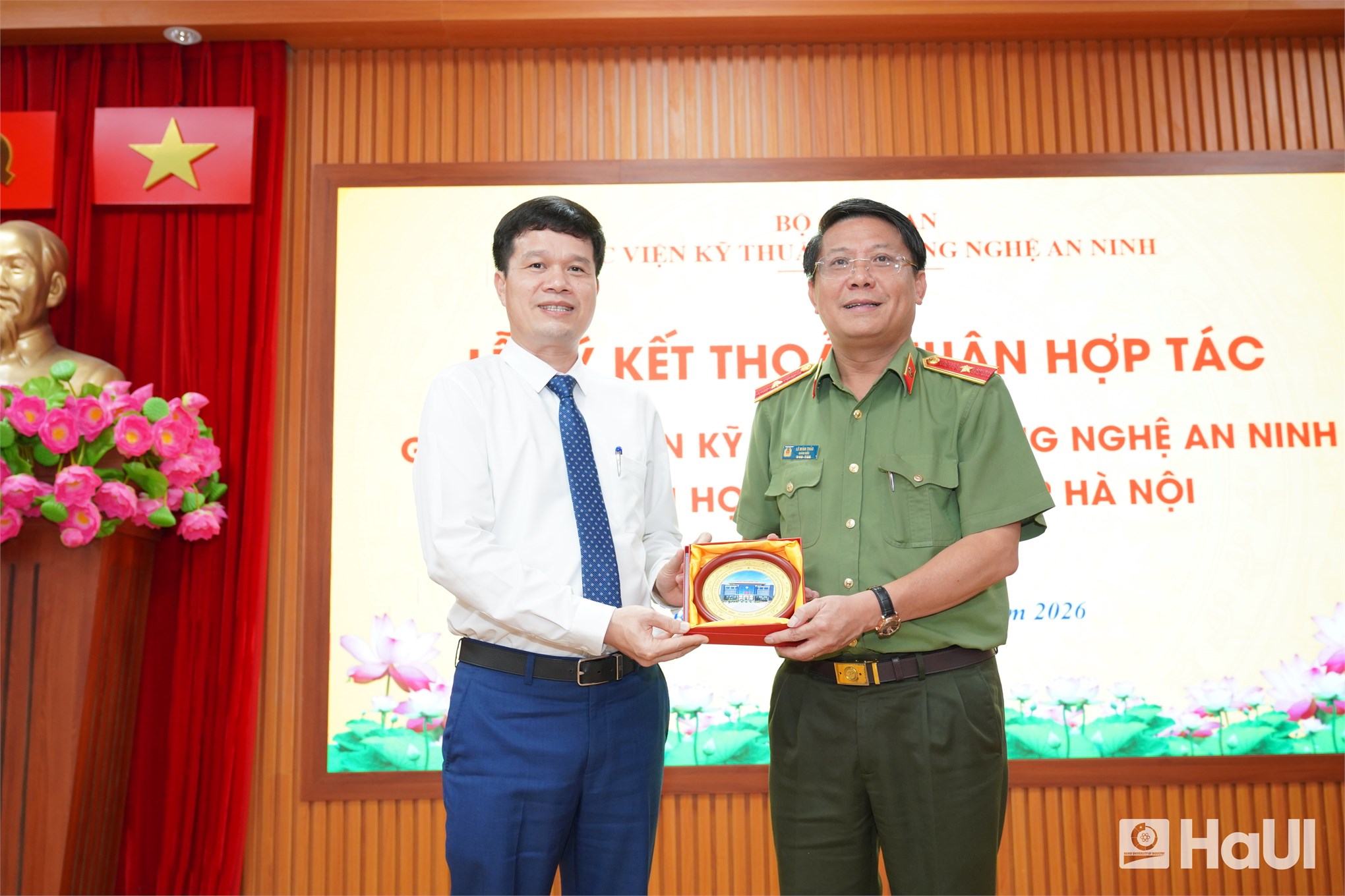 Đại học Công nghiệp Hà Nội ký kết hợp tác toàn diện với Học viện Kỹ thuật và Công nghệ an ninh