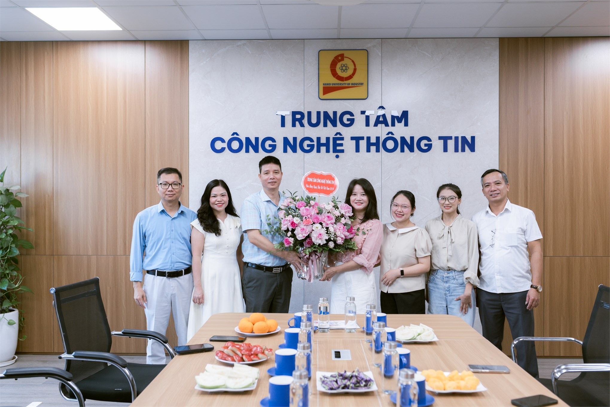 Chúc mừng nữ viên chức, người lao động Trung tâm Công nghệ thông tin nhân ngày 20/10