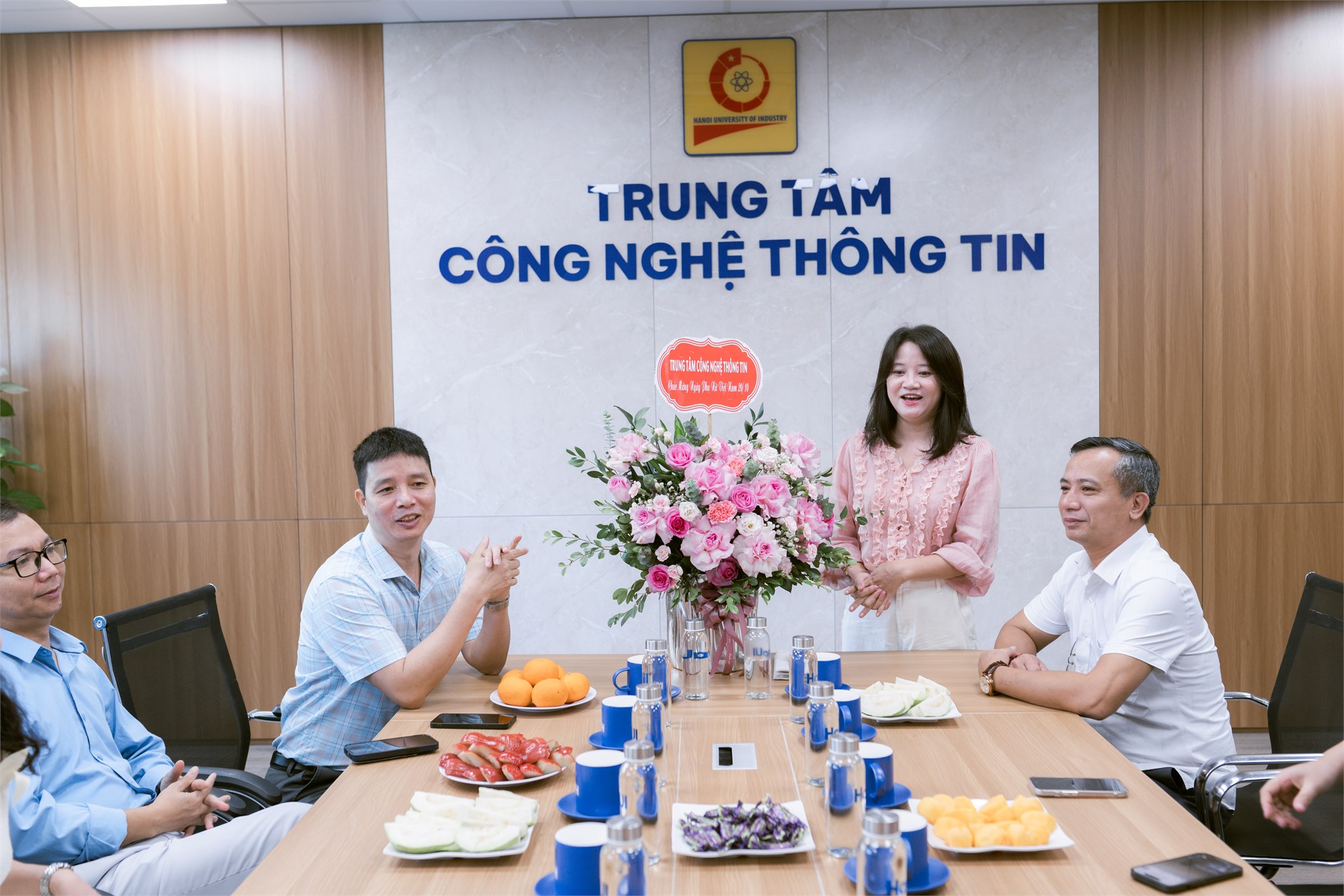 Chúc mừng nữ viên chức, người lao động Trung tâm Công nghệ thông tin nhân ngày 20/10