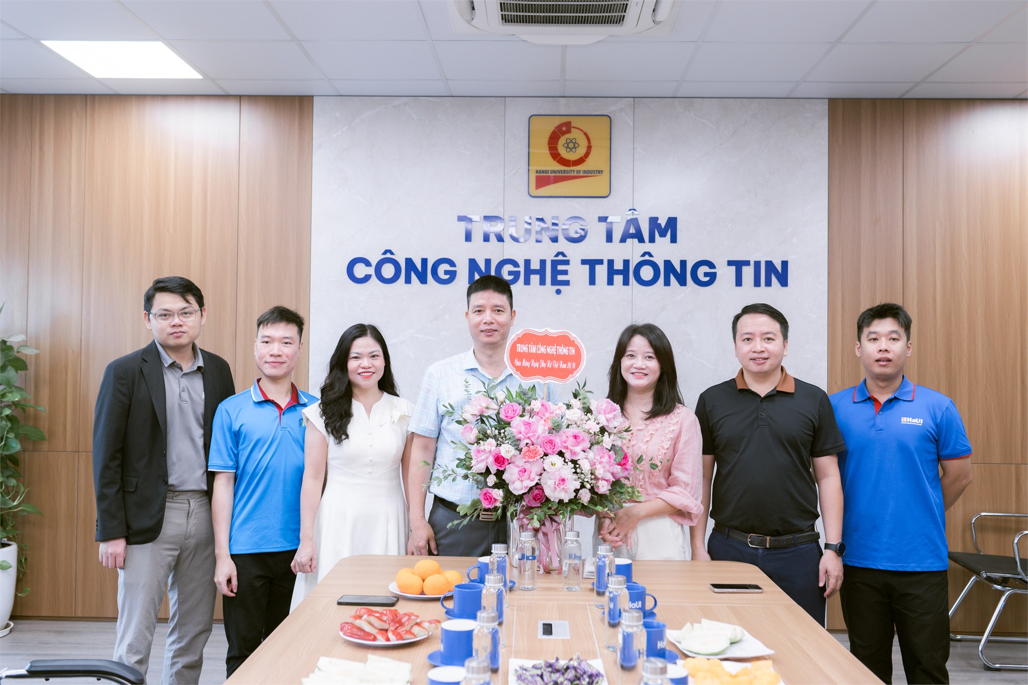 Chúc mừng nữ viên chức, người lao động Trung tâm Công nghệ thông tin nhân ngày 20/10