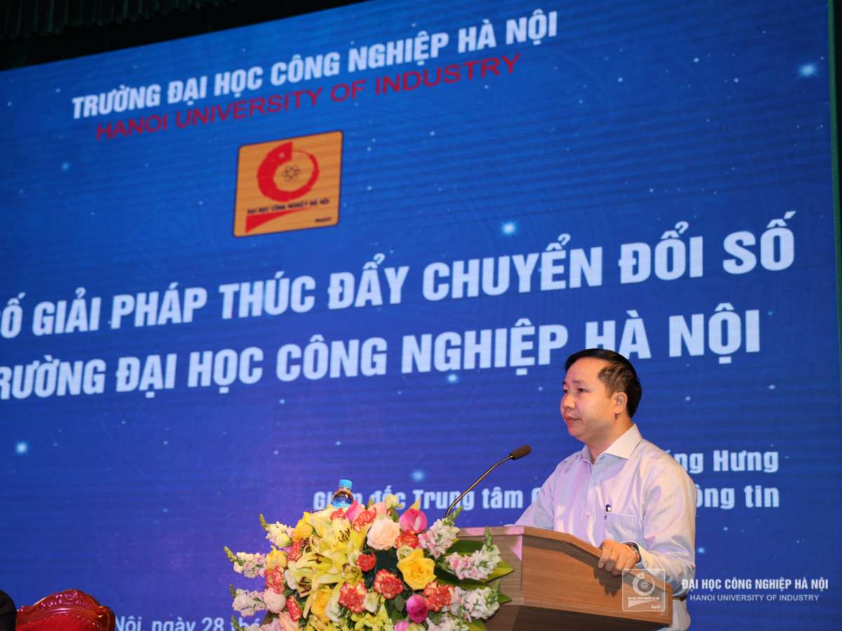 TS.Phan Đăng Hưng - Giám đốc Trung tâm trình bày tham luận "Một số giải pháp thúc đẩy chuyển đổi số tại Trường Đại học Công nghiệp Hà Nội"
